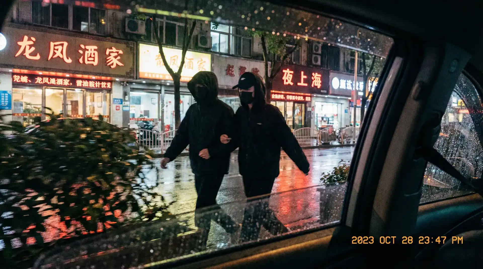 京东回应作家六六 - 顶流明星深夜密会现场抓拍照片